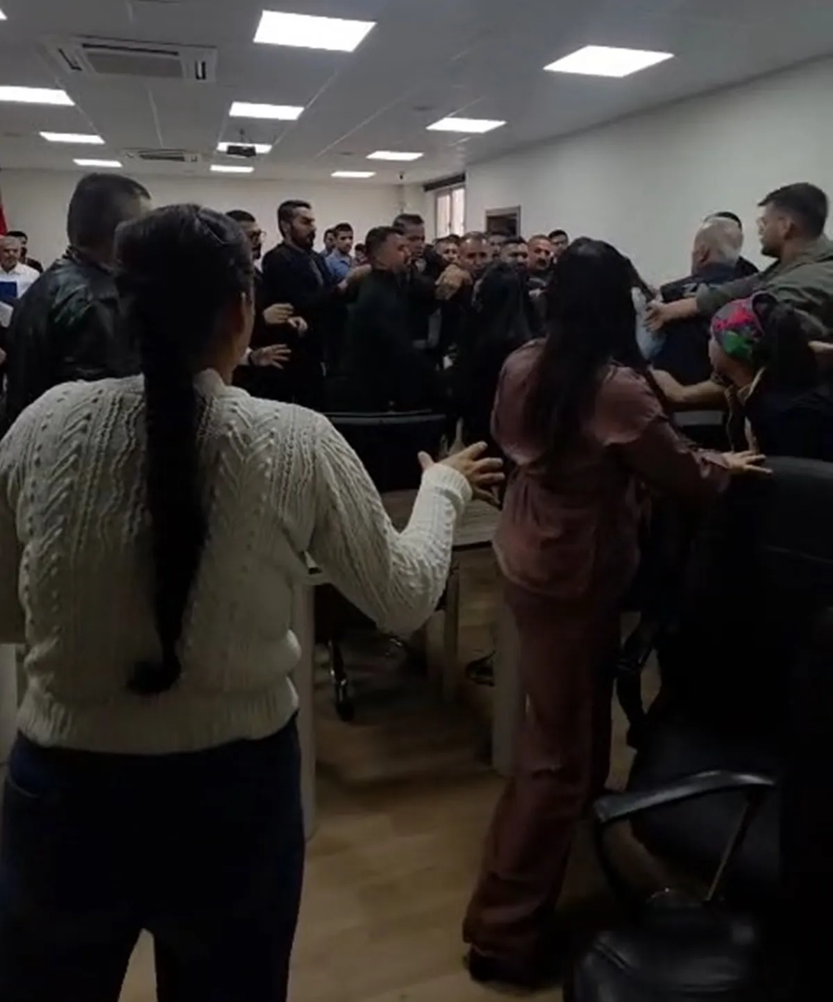 Silopi Belediye Meclisi'nde bütçe gerilimi: Toplantı salonunda yumruklar konuştu
