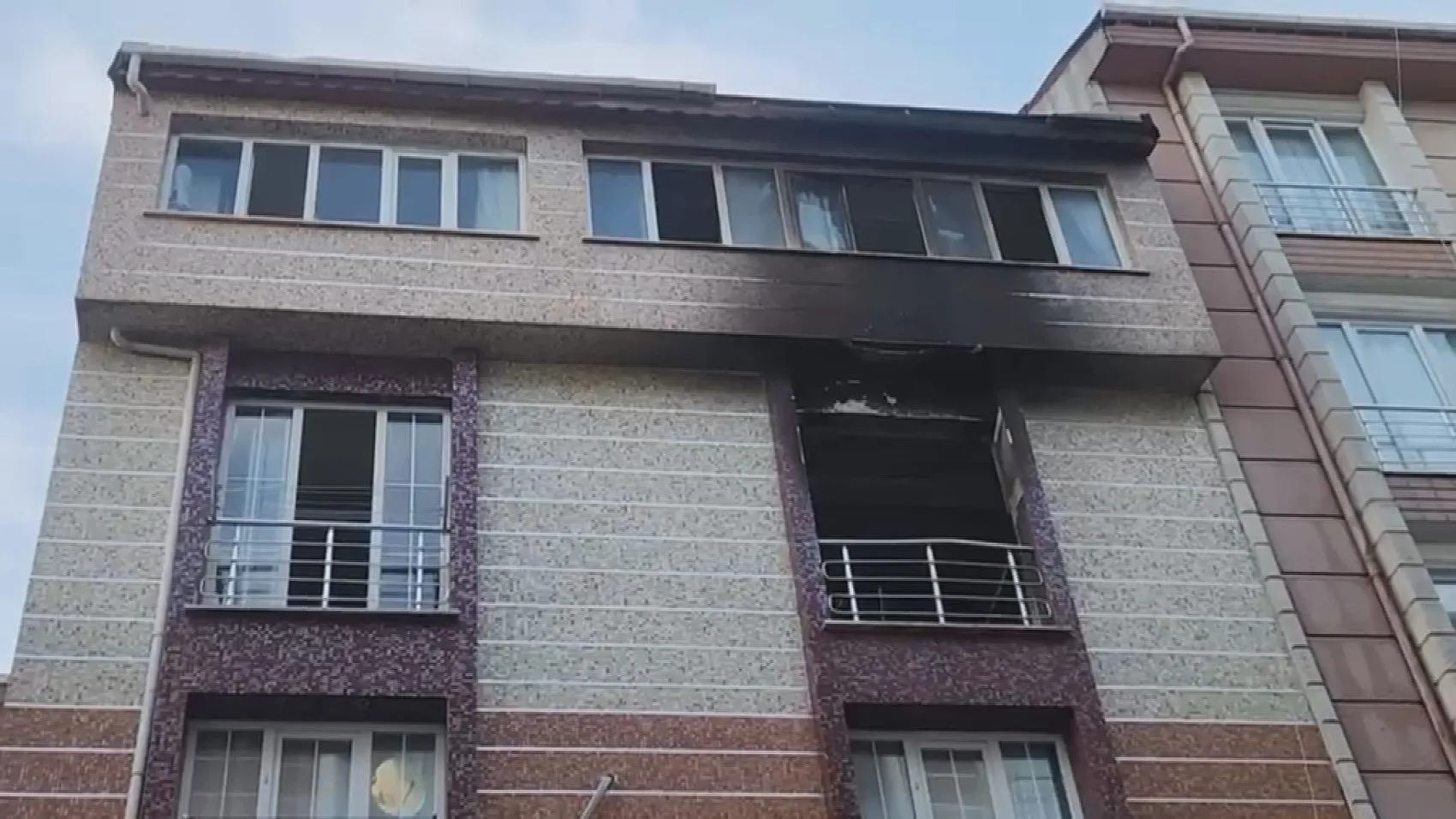Esenyurt'ta korku dolu anlar: Alevlerin arasında kalan 5 kişi son anda kurtarıldı