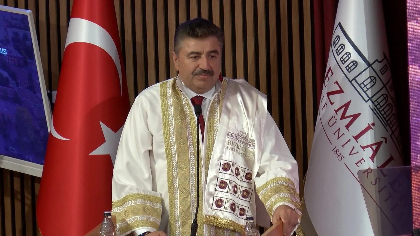 Bakan Memişoğlu'ndan gençlere çağrı: Sağlıkta yeni bir devrim için laboratuvarlara girin