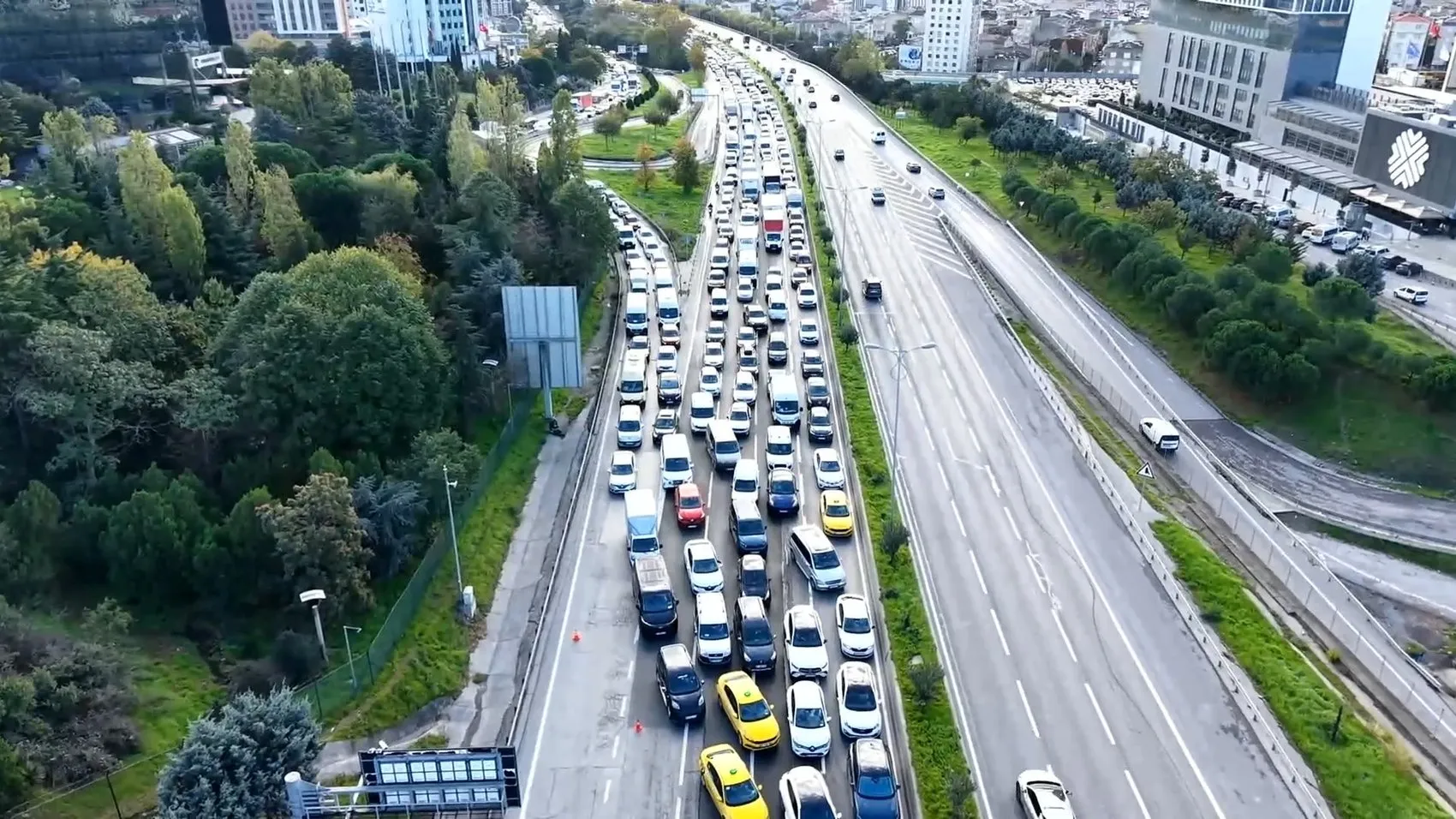 Avrupa Otoyolu'nda dehşet anları: Araçlar hurdaya döndü, trafik felç oldu