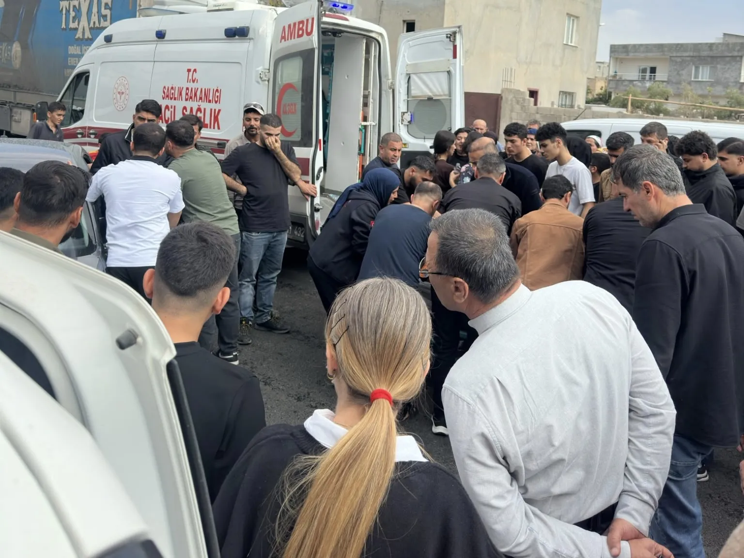 Nusaybin'de saniyelerle ölçülen dehşet: Araçtan indiği an otomobil çarptı