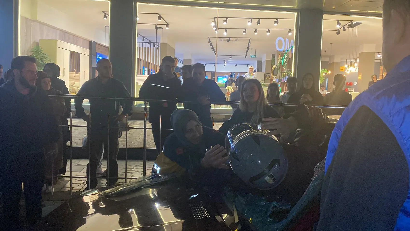 Düzce'de akıllara durgunluk veren kaza: Çarpmanın şiddetiyle otomobilin içine uçtu