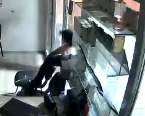Kaldırım taşıyla çıktığı hırsızlık turunda eli boş dönünce yakayı ele verdi
