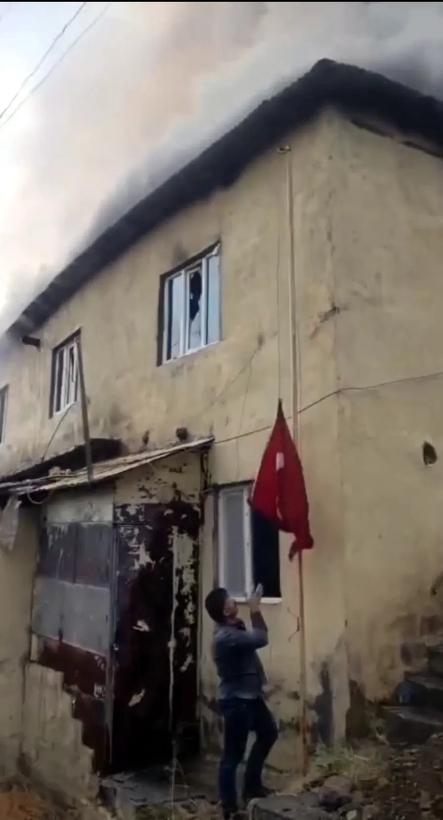 Alevlerin sardığı okulda köylülerin örnek davranışı: Bayrağı yere düşürmediler