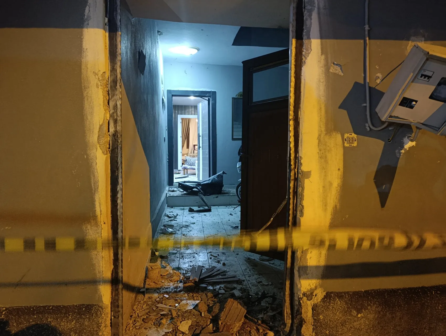 Yüreğir'de gece yarısı dehşeti: Evin kapısına EYP bırakıp kaçtılar
