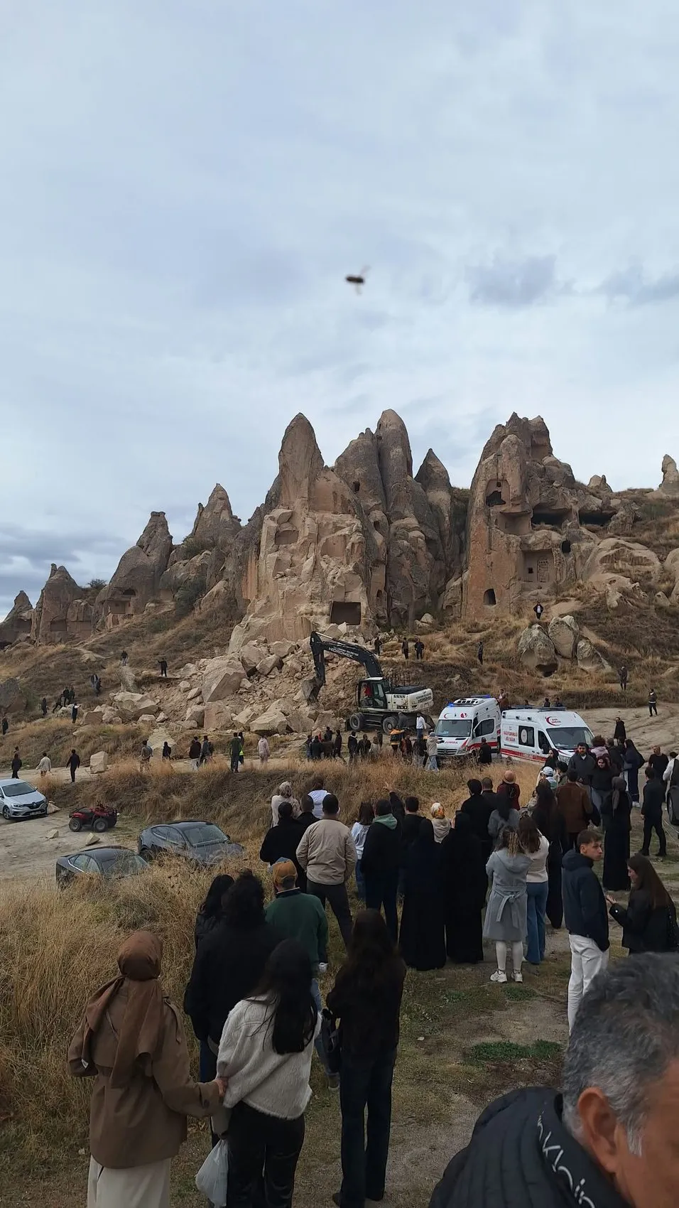 Kapadokya'da turistik gezi faciayla bitti: Peribacasından kopan kayalar can aldı