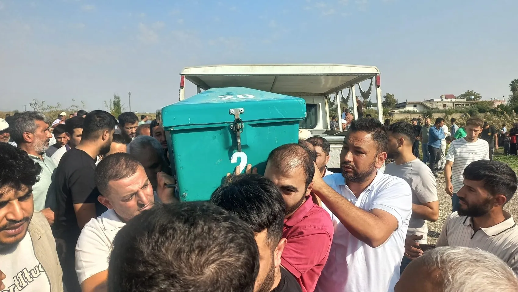 Reyhanlı'da yürek yakan veda: Anne ve minik kızı aynı tabutta son yolculuğuna uğurlandı
