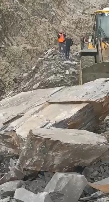 Komato Dağı'nda korkutan heyelan: Ulaşım tamamen durdu