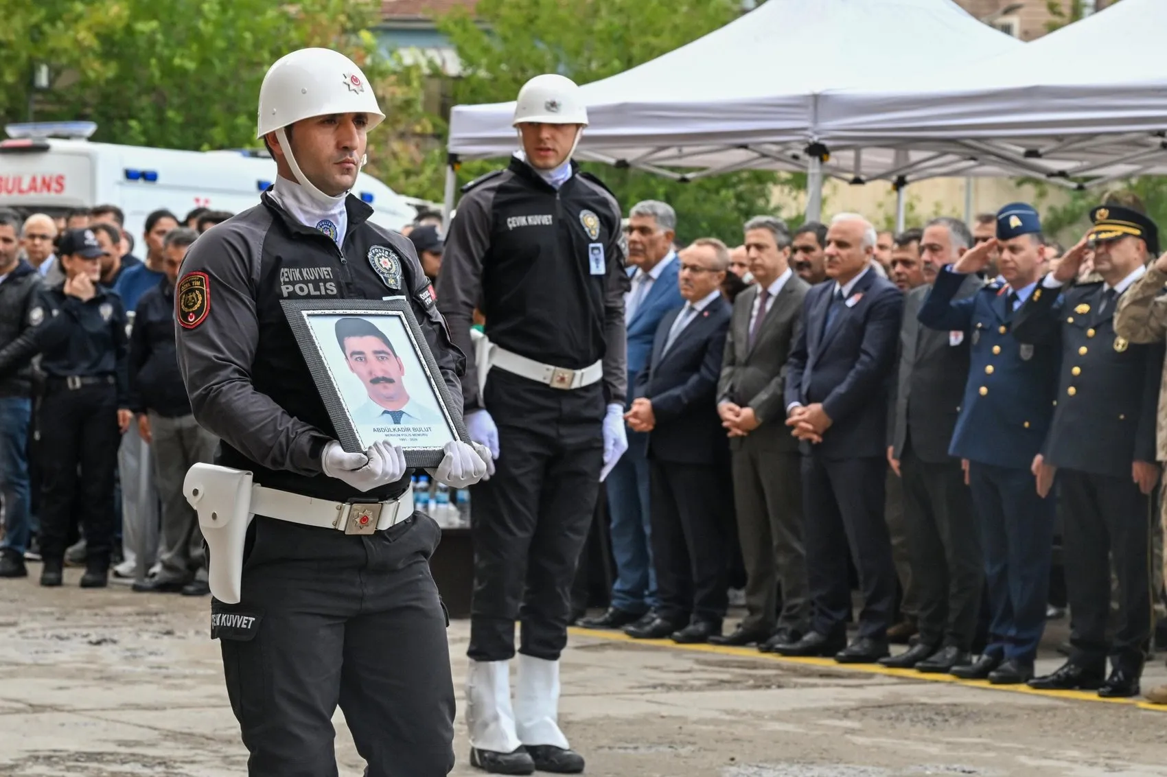 Diyarbakır Emniyeti'nde hüzünlü veda: Görevi başında hayatını kaybeden polis memuru son yolculuğuna uğurlandı
