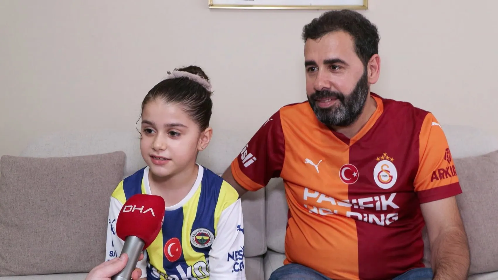 Tribünlerin en tatlı rekabeti: Galatasaraylı babanın yanında Fenerbahçe formasıyla derbi heyecanı