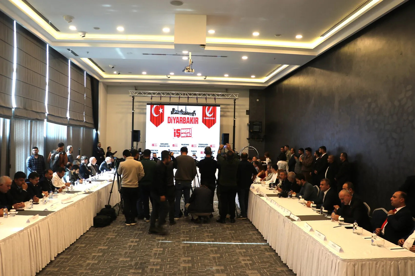 Fatih Erbakan'dan Diyarbakır'da kritik mesaj: Barışa giden her yola kapımız açık