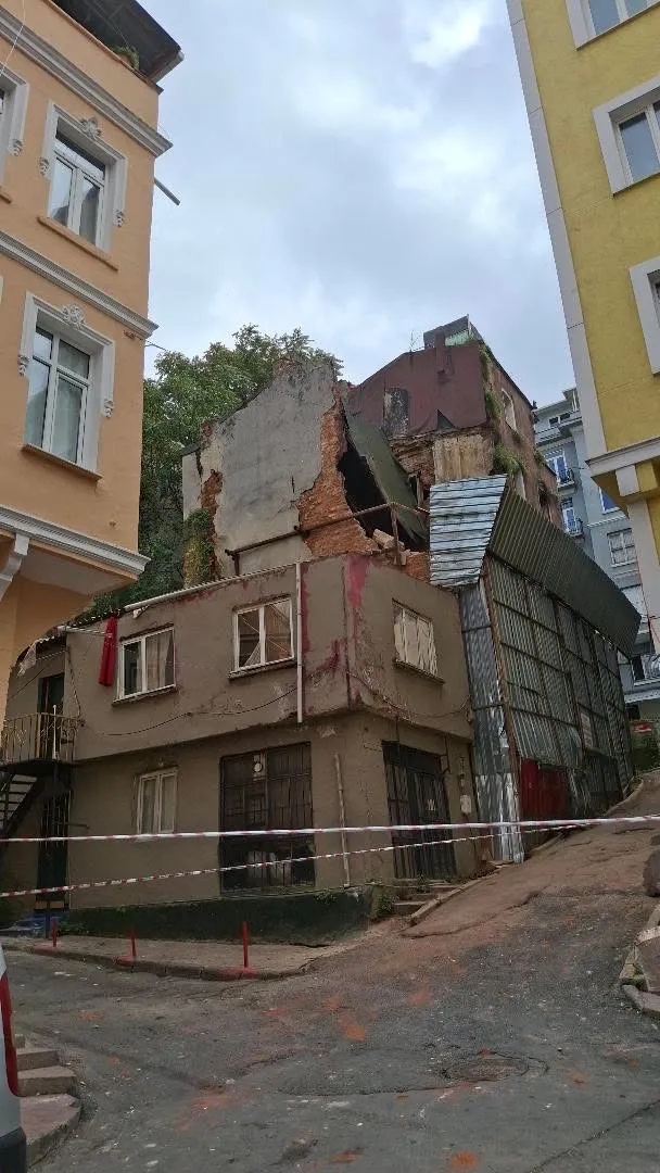 Beyoğlu'nda korkulan oldu: Dört gün önce uyarı veren bina yerle bir oldu