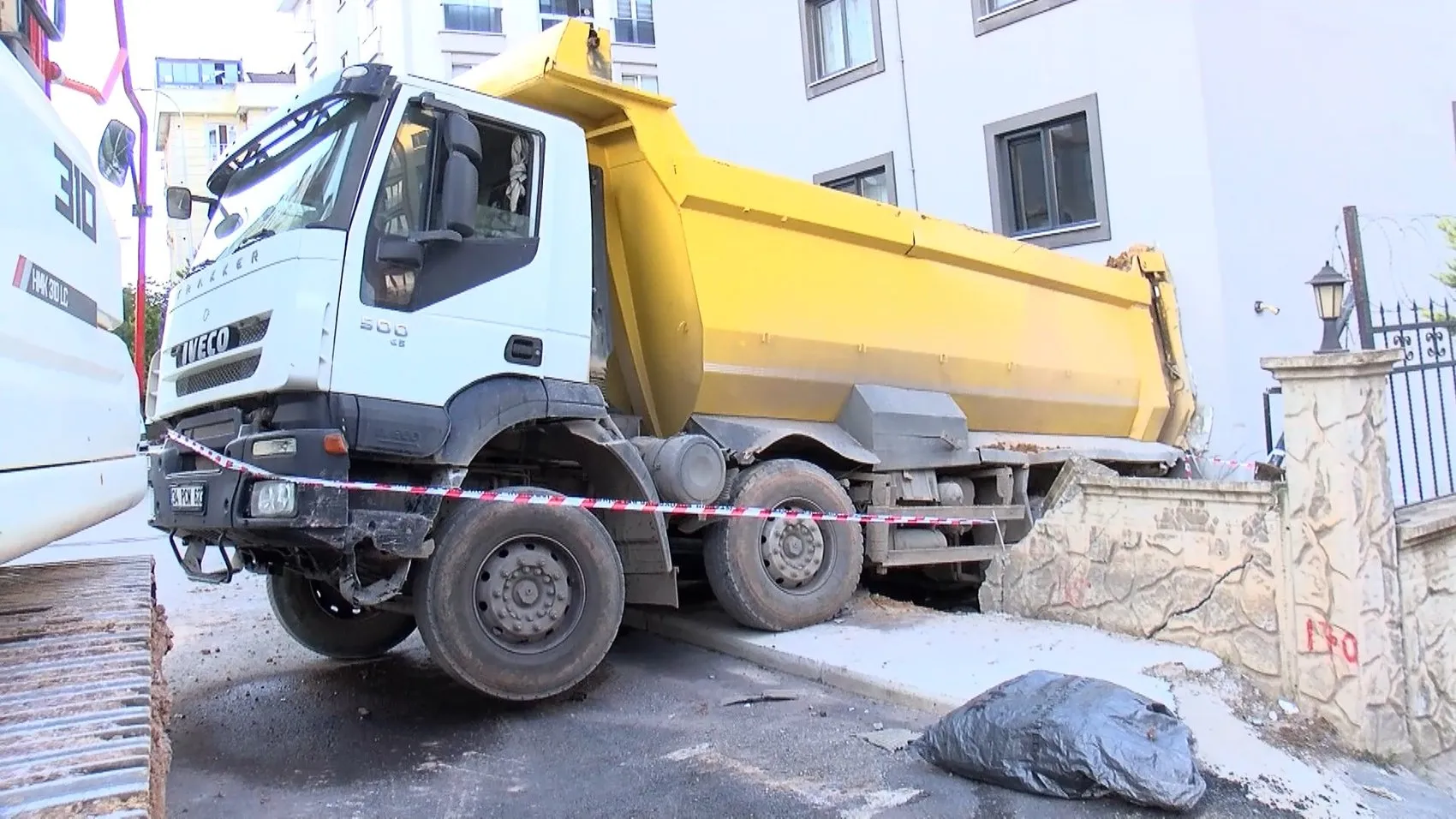 Pendik'te dehşet anları: Kamyonun altında kalmamak için hareket halindeki araçtan atladı