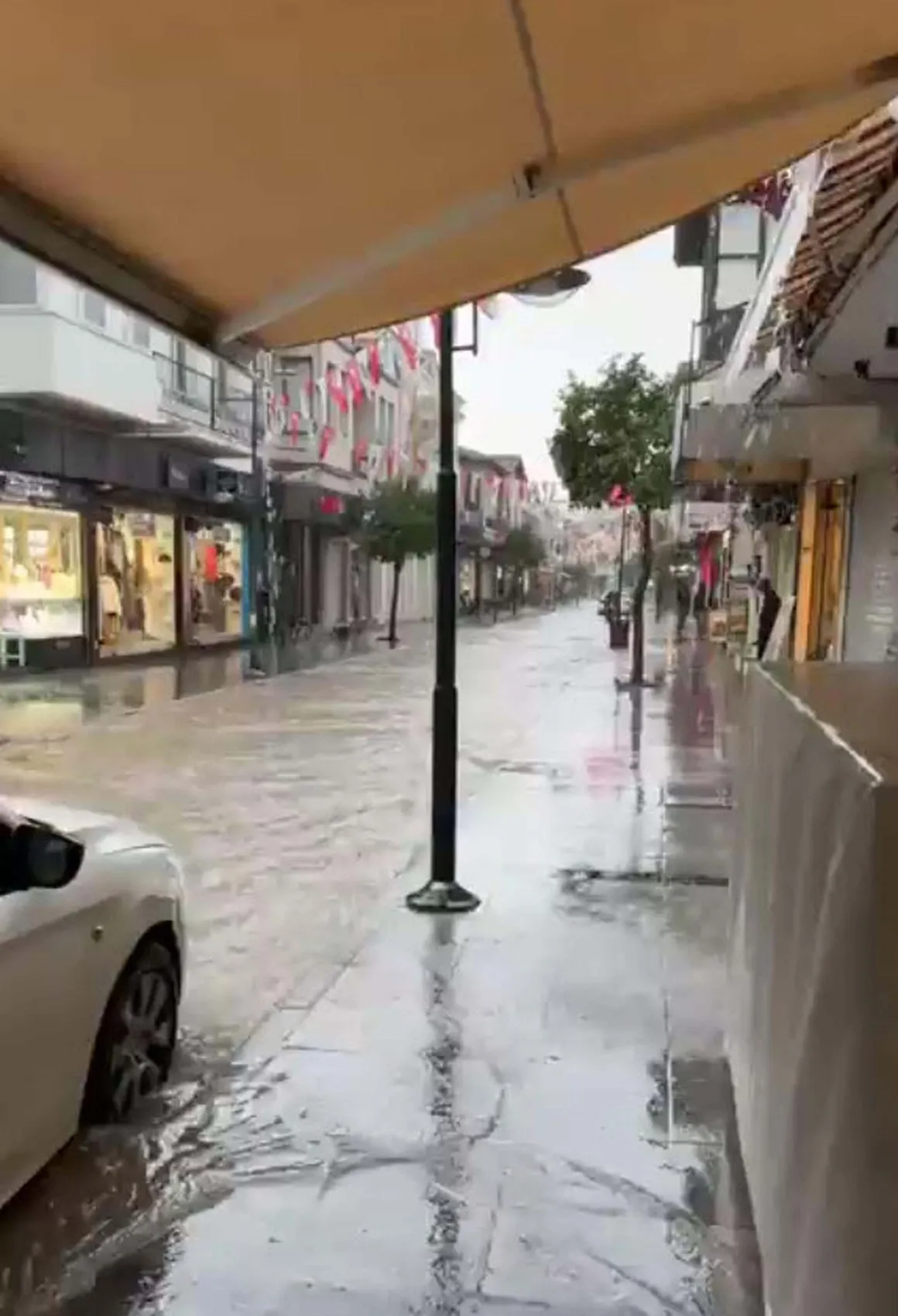 Çeşme'de aniden bastıran yağış hayatı felç etti