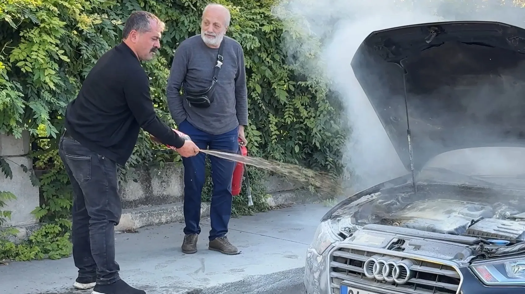 Tünel girişinde korku dolu anlar: Alevlere kola şişesiyle meydan okudular