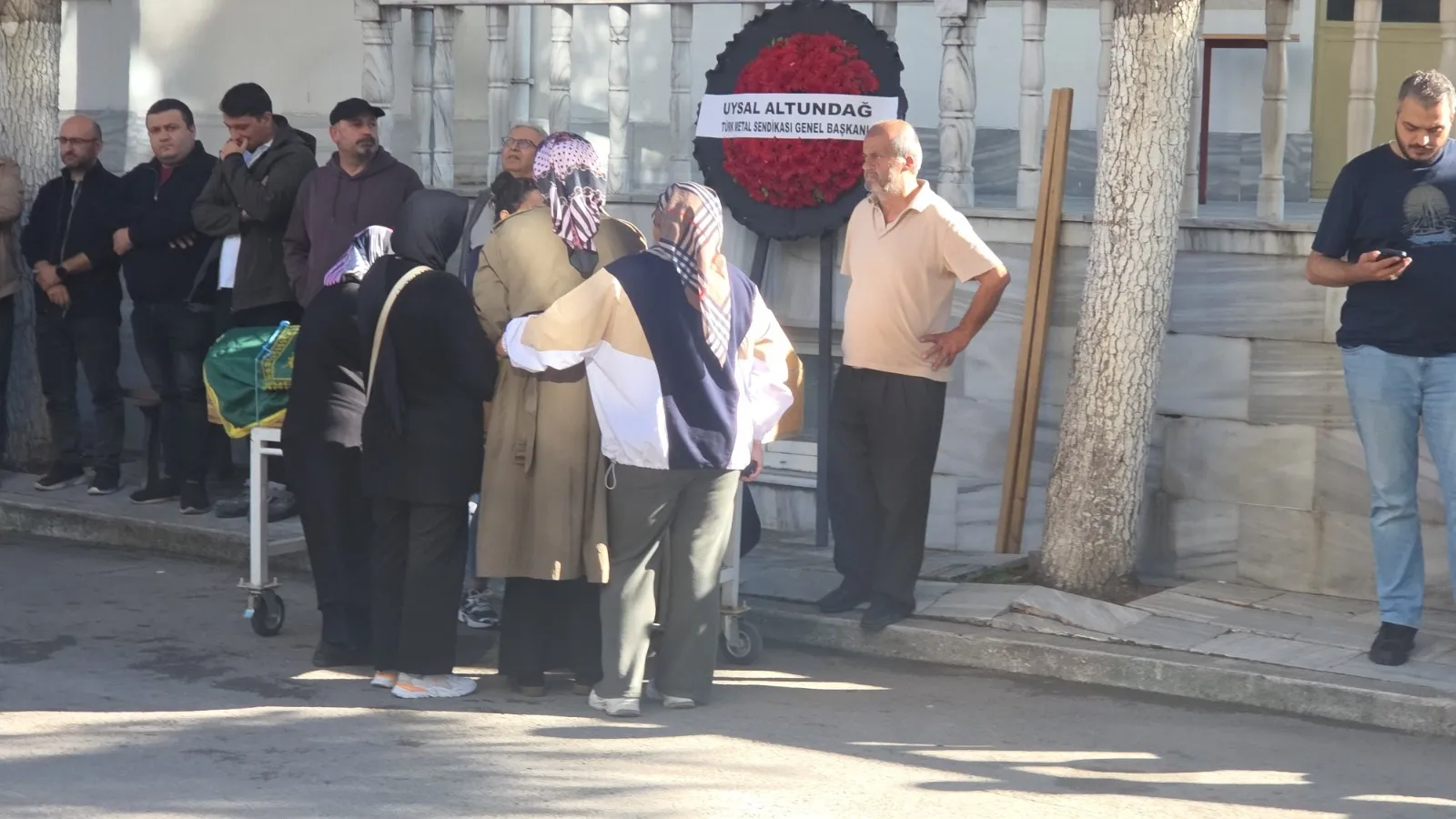 Orhangazi'de yürek yakan veda: Çatıdan düşen işçi son yolculuğuna uğurlandı