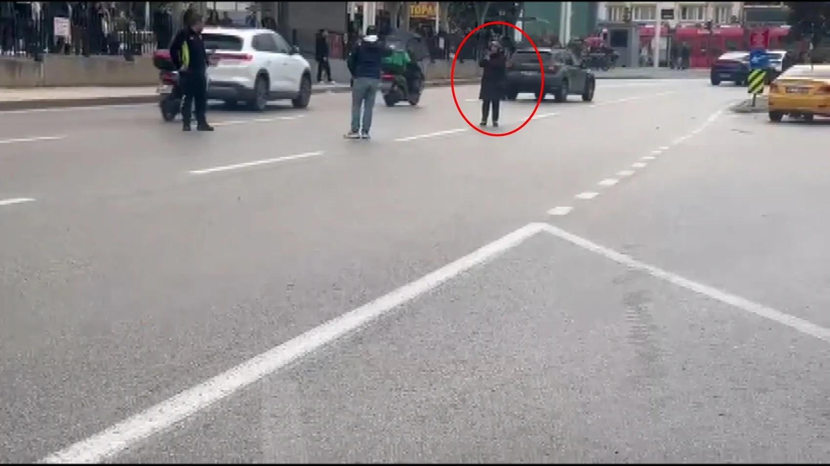 Bursa'da yürekleri ağza getiren anlar: Çocuklarını göremeyince bıçağı boğazına dayadı