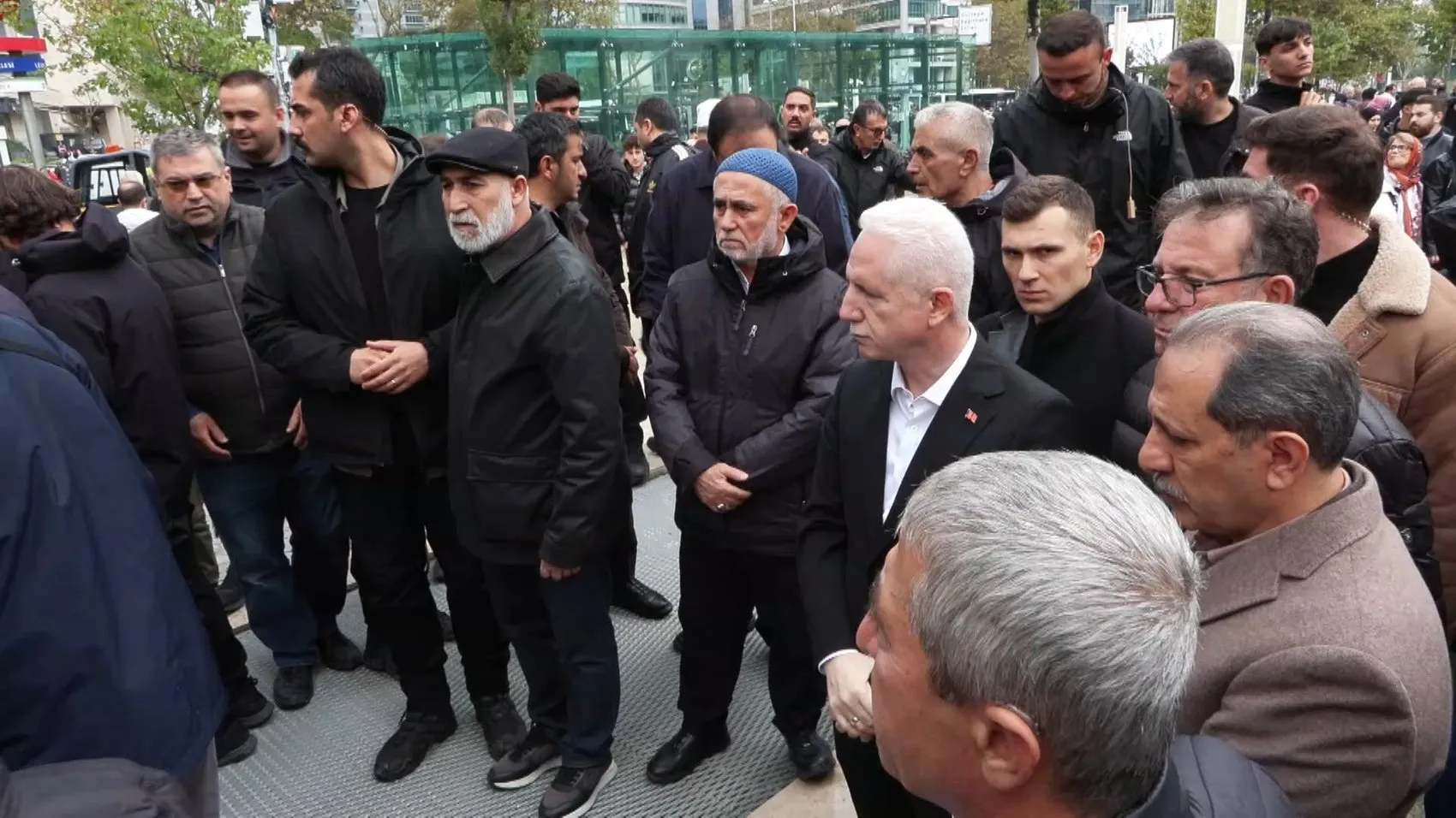 Torununu kurtarmak için pijama ile sokağa fırladı: Selin yuttuğu Turgut Dursun son yolculuğuna uğurlandı