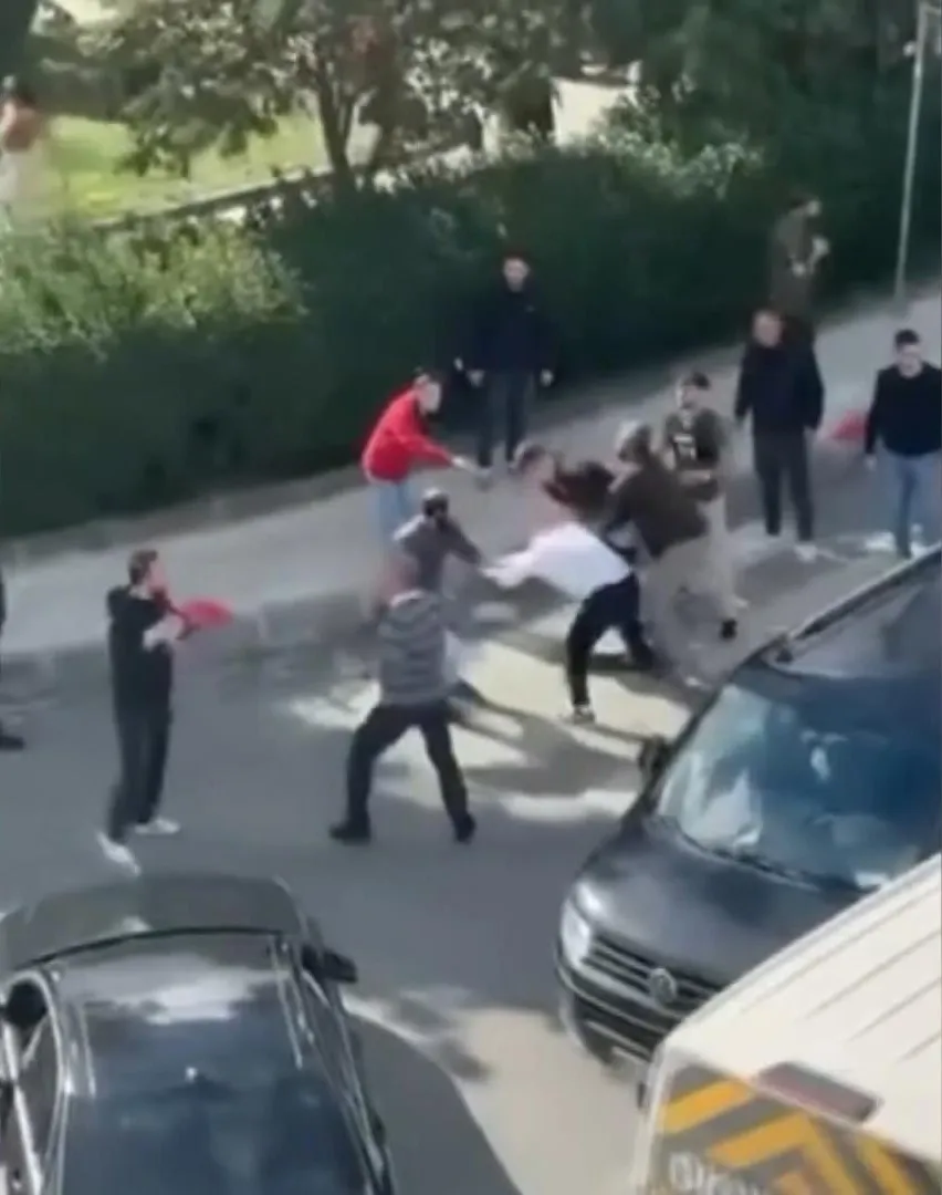 Trafikte dehşet anları: Yol verme kavgası yumruklu arbedeye dönüştü