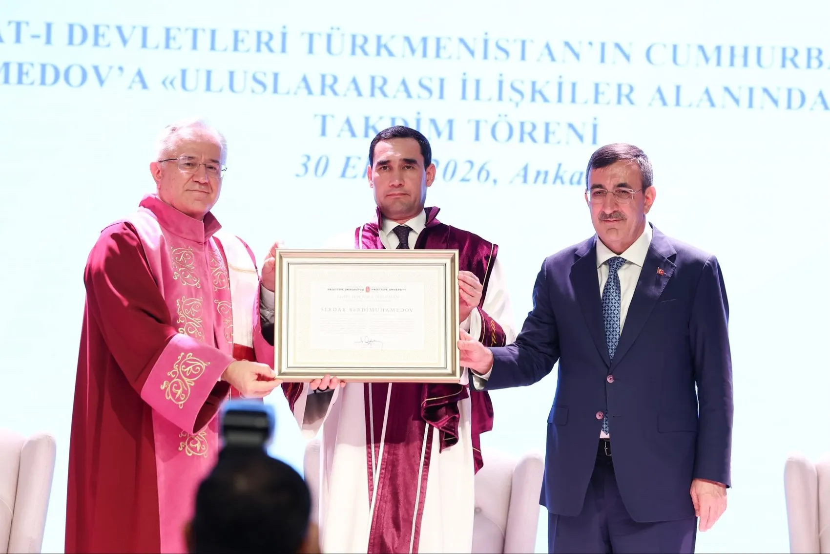 Akademik dünyadan Türkmenistan liderine anlamlı nişan: Hacettepe'den tarihi taçlandırma