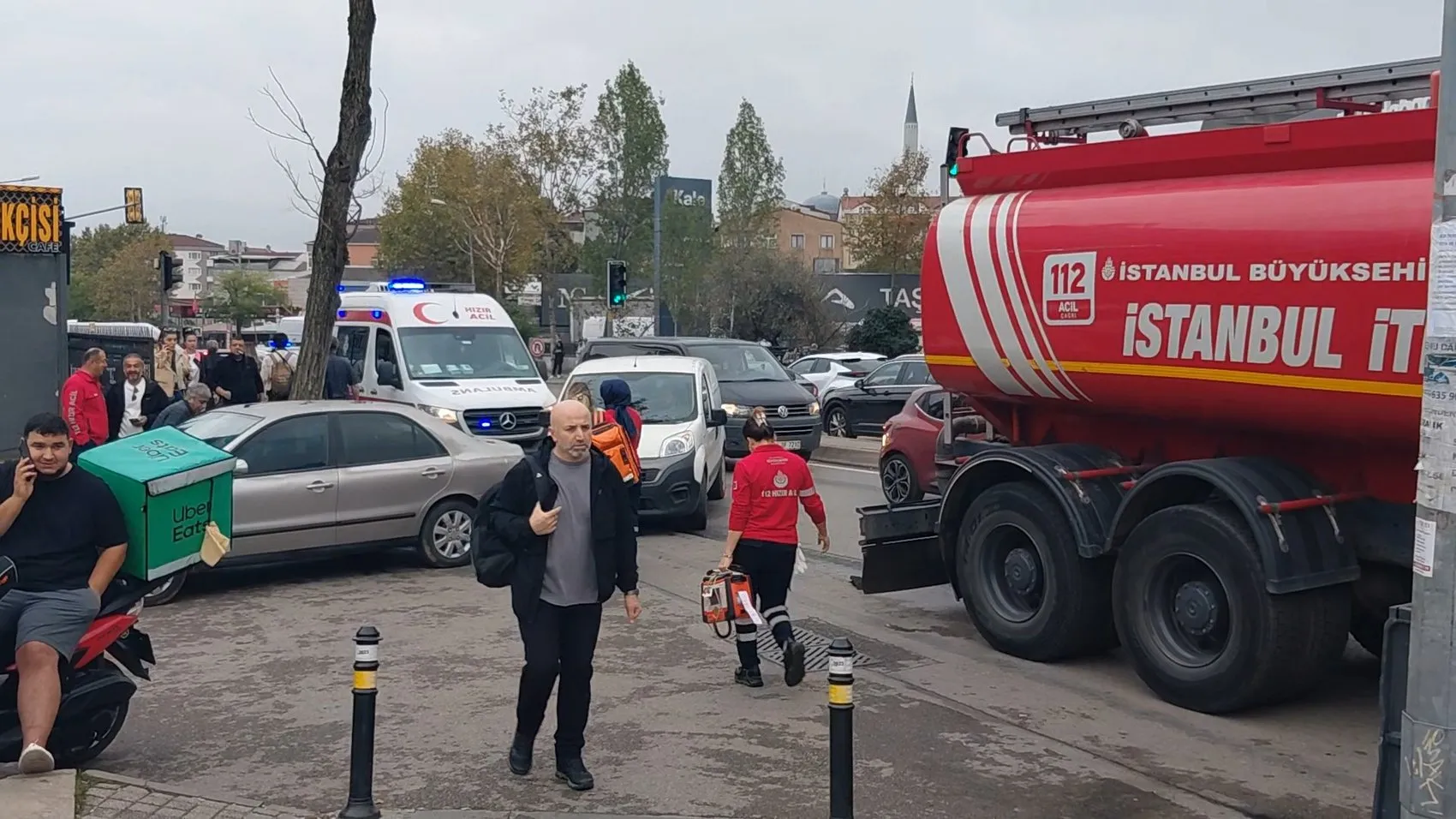 İstanbul trafiğinde dehşet anları: Kontrolden çıkan hafriyat kamyonu İSKİ bahçesine uçtu