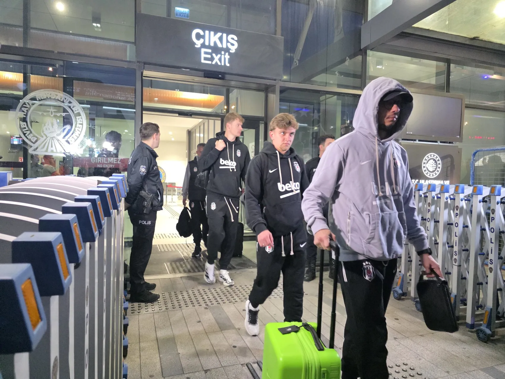 Beşiktaş Trabzon'a eksik kadroyla ayak bastı: Kritik randevu öncesi son hazırlıklar