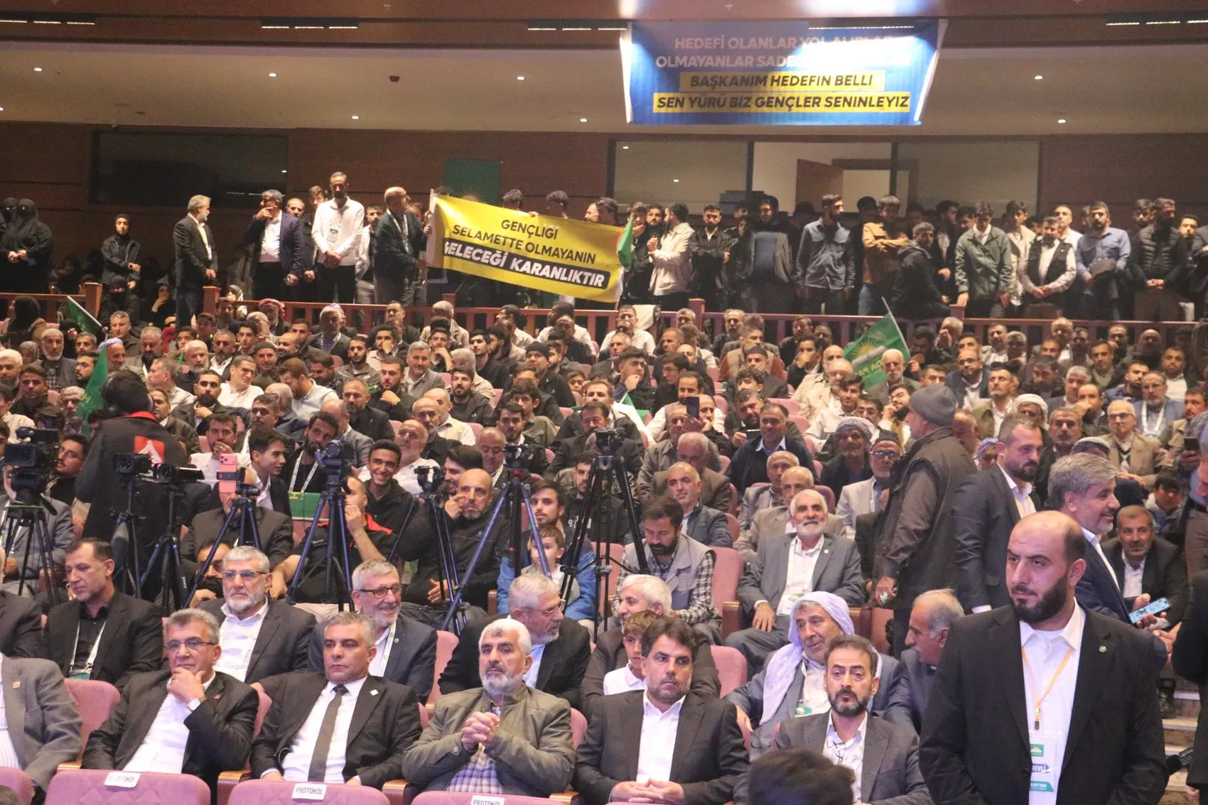 Zekeriya Yapıcıoğlu'ndan Diyarbakır'da Tarihi Çağrı: Silahın Gölgesi Kalkmalı
