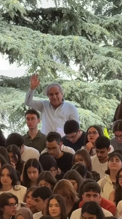 Oğlunun asistan doktor olduğu fakülteye 60 yaşında döndü: Beyaz önlüğü evlat elinden giymek