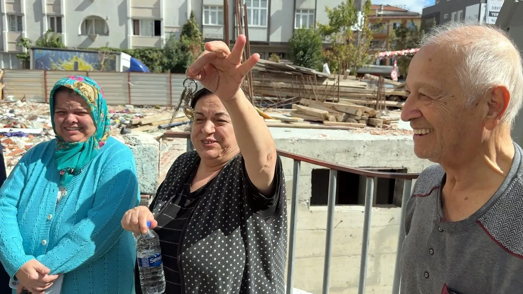 Yangın korkusuyla sokağa fırladılar: Evin kapısı kilitli, anahtar içeride kaldı