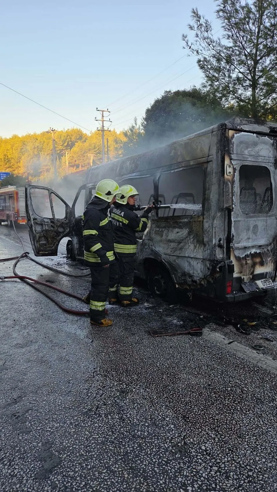 Bodrum'da korku dolu anlar: Servis aracındaki öğrenciler son anda kurtarıldı