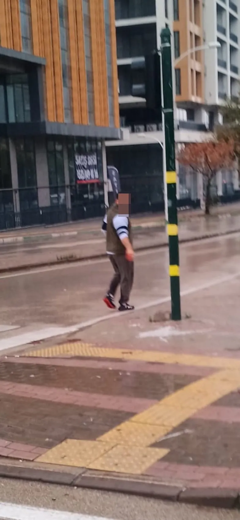 Bursa trafiğinde öfke patlaması: Yaya geçidinde otobüs camını yumrukla tuzla buz etti