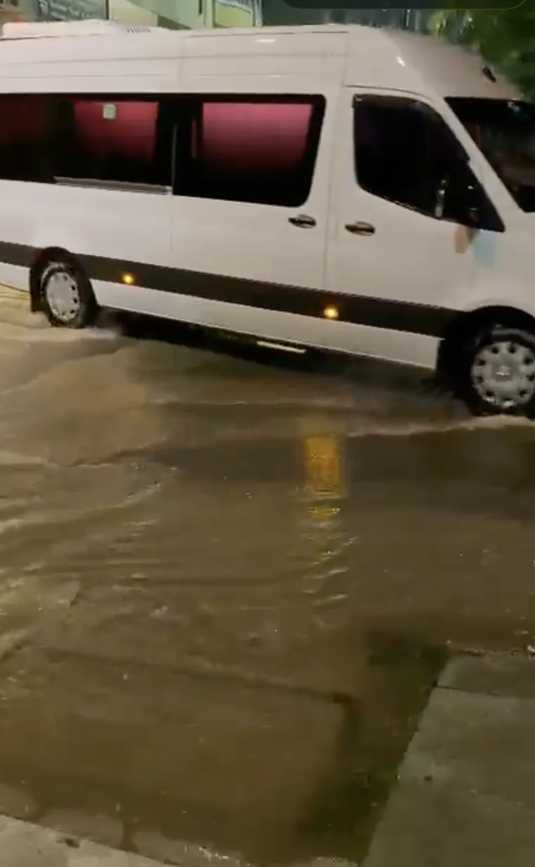 Elazığ'da gökyüzü aydınlandı, cadde ve sokaklar sular altında kaldı