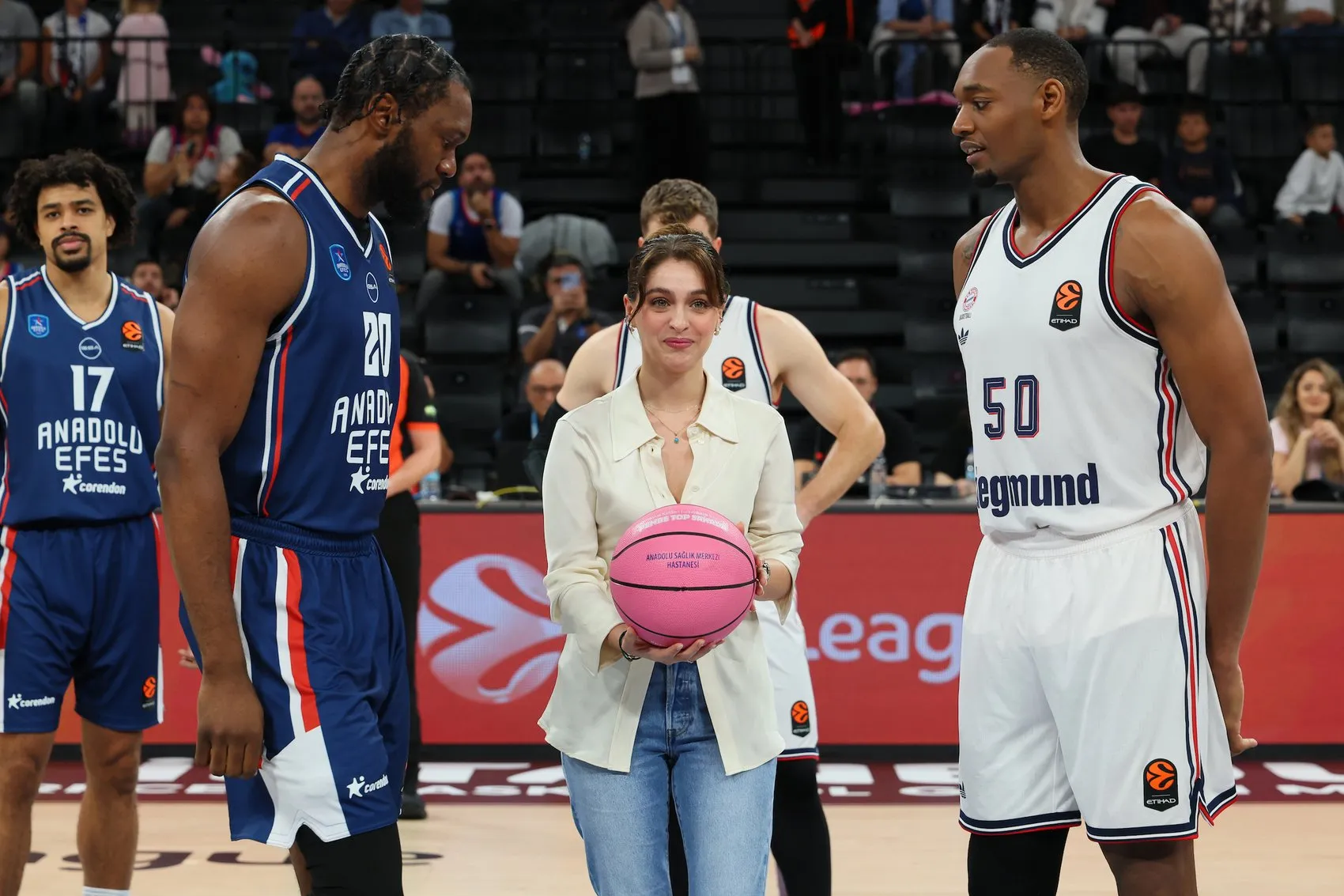 Cemre Baysel'den Sağlık İçin Anlamlı Dokunuş: Pembe Top Sahalara Döndü