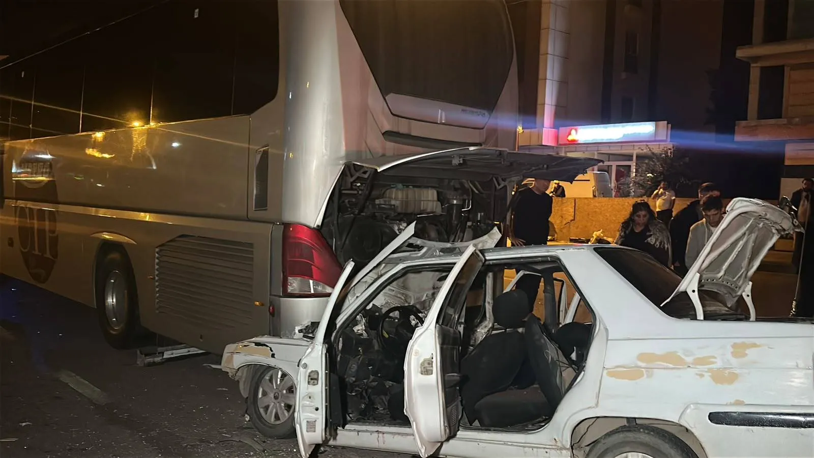 Malatya'da gece yarısı dehşeti: Otomobil otobüse çarptı, üç kişi hastanelik oldu
