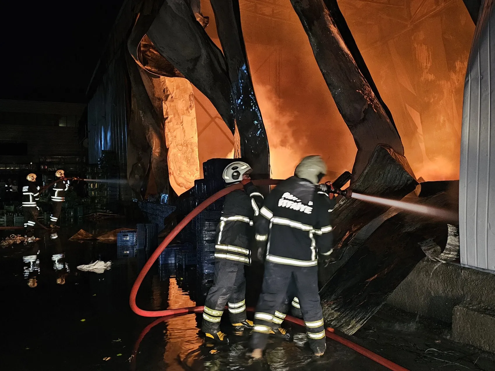 Adana'da geceyi aydınlatan dehşet: Hal kompleksinde 22 dükkan küle döndü