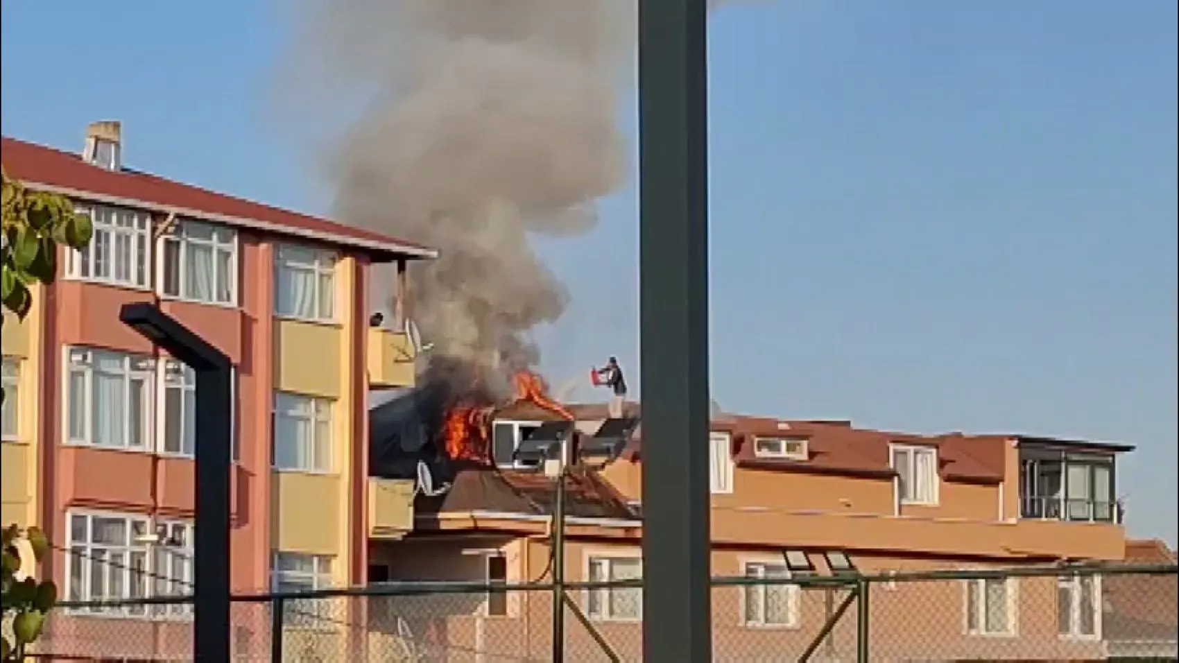 Sancaktepe'de tadilat faciası kıl payı atlatıldı: Çatıdaki alevlere kendi imkanlarıyla müdahale ettiler