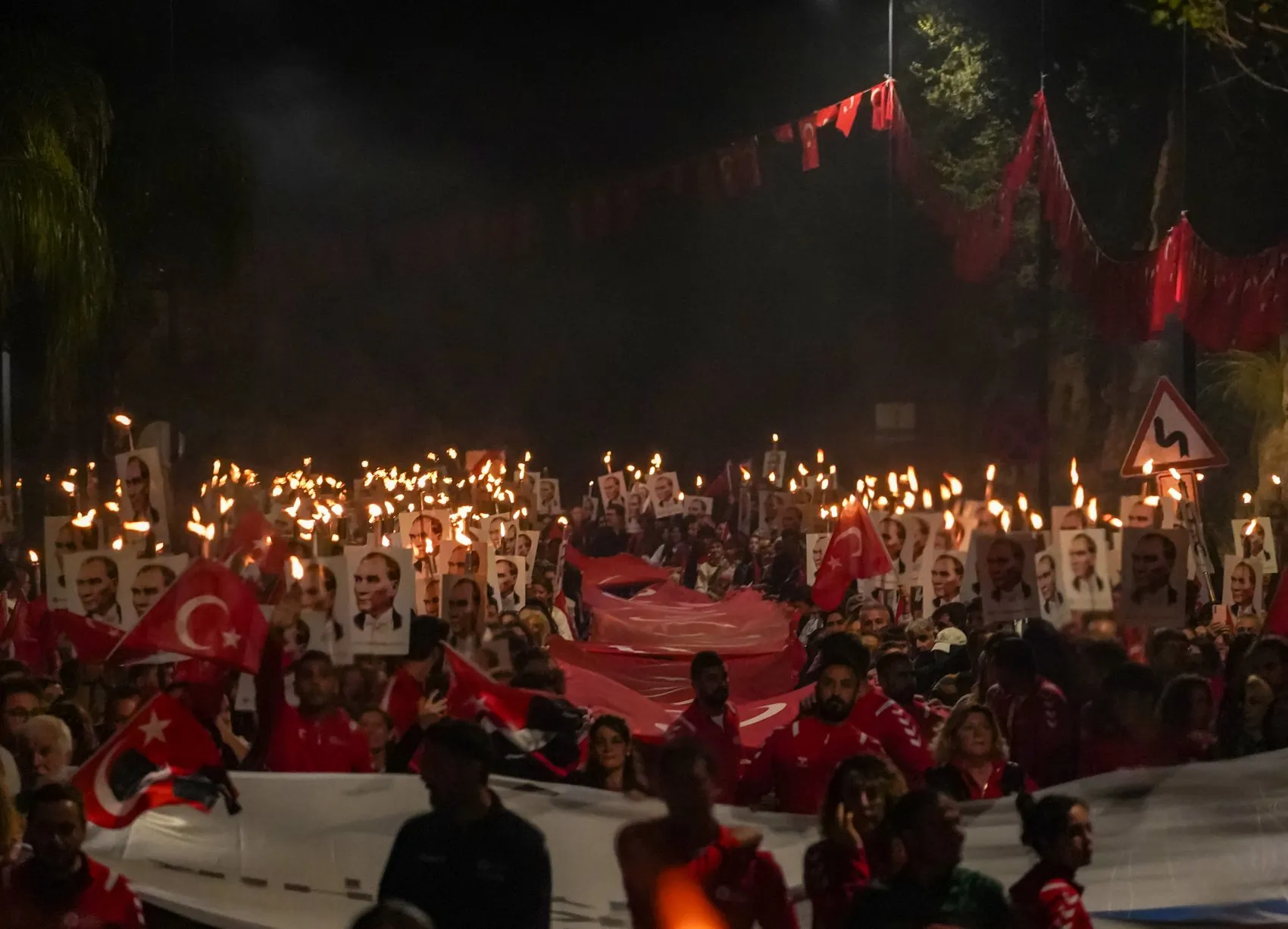 Antalya sokakları Cumhuriyet ışığıyla aydınlandı: Ertelenen coşku zirveye ulaştı