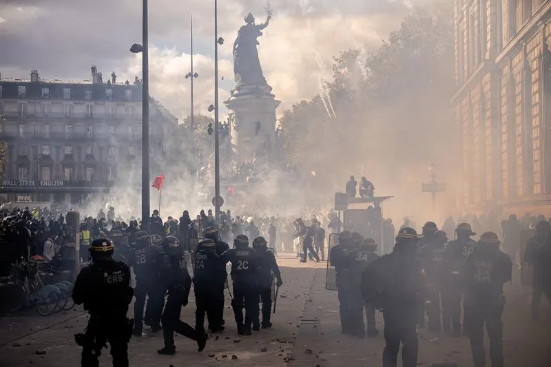 Paris sokaklarında şiddet dalgası: 1200 gözaltı ve yaralı güvenlik güçleri