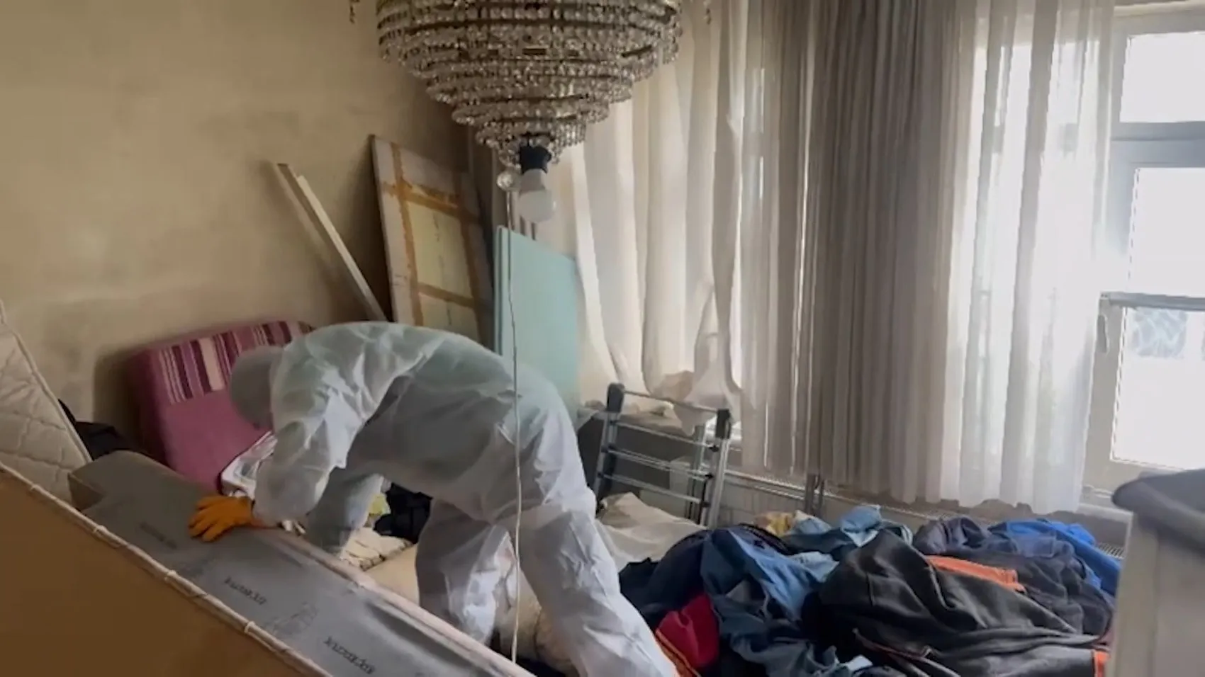 Cihangir'de çöp ev alarmı: Tonlarca atık mahalleliyi canından bezdirdi