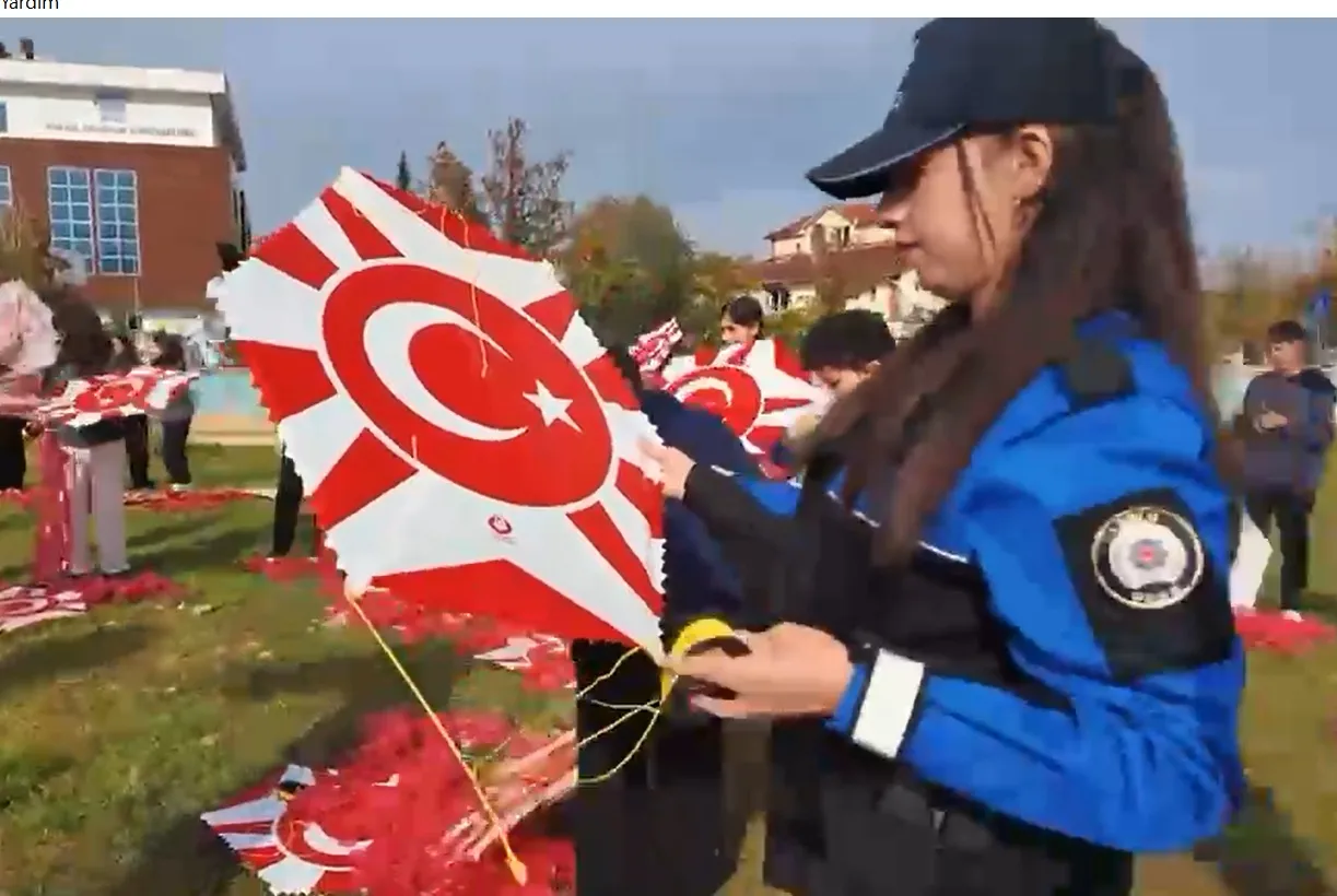 Bolu semalarında bayrak şöleni: 103 uçurtma Cumhuriyet için havalandı