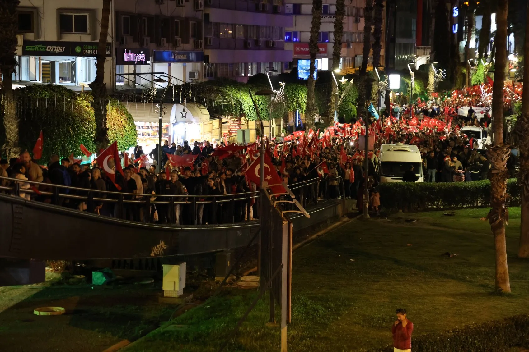 İzmir semalarında Cumhuriyet şöleni: 350 metrelik bayrakla dev yürüyüş