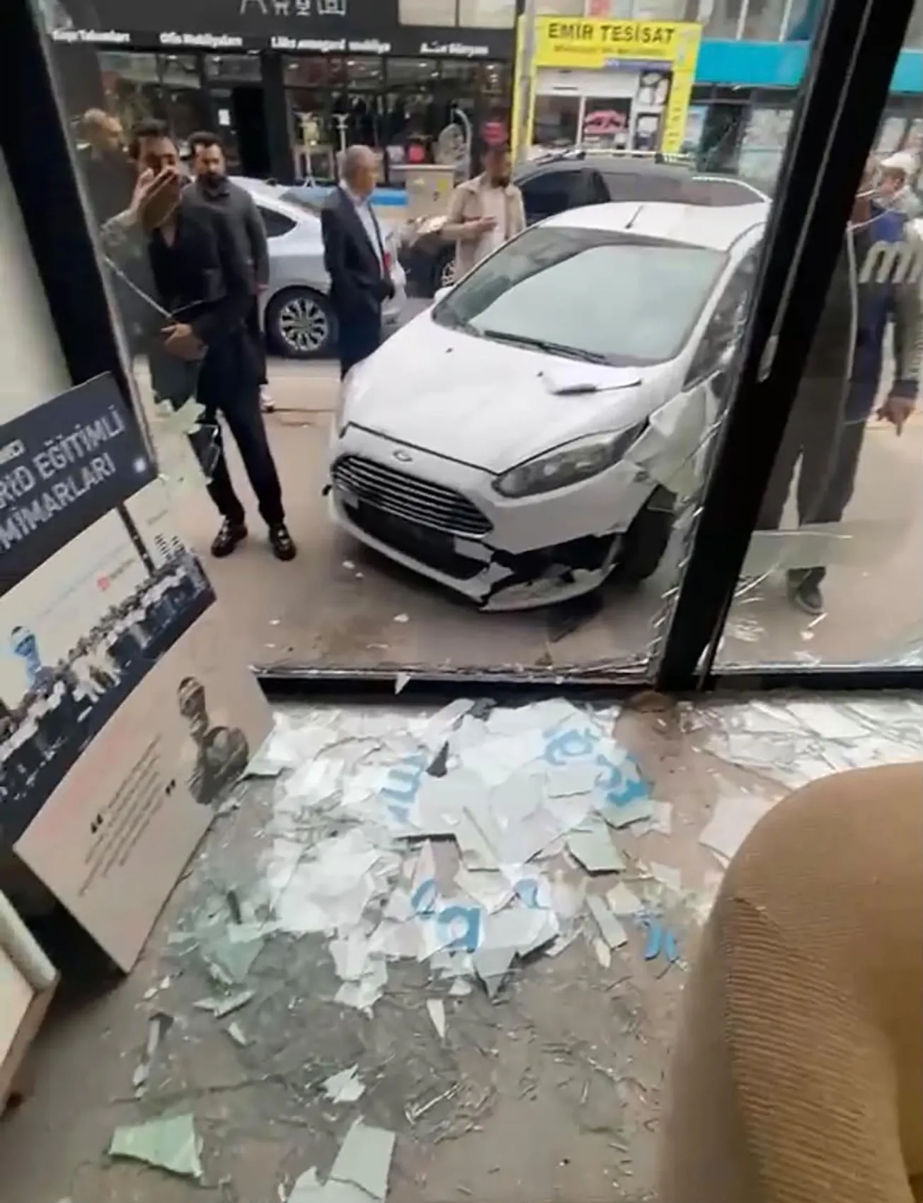 Kars'ta sabah trafiğinde korkutan kaza: Mobilya mağazasına daldı