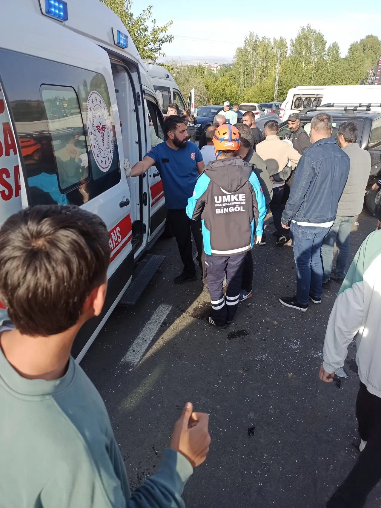Bingöl kara yolunda dehşet anları: Yolcu midibüsü yan yattı