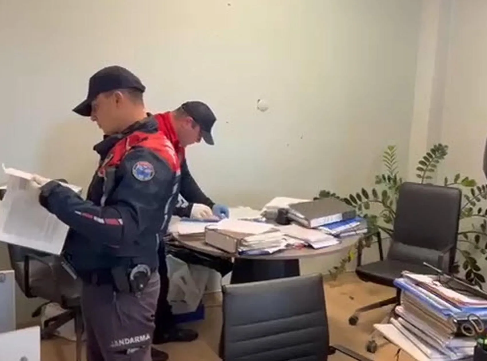 Çeşme Belediyesi'nde evrak imha paniği: Temizlik işçisi suçüstü yakalandı