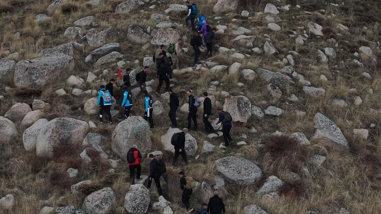 Bingöl'ün kutsal zirvesinde Cumhuriyet nöbeti: Sisli dağda dev bayrak dalgalandı