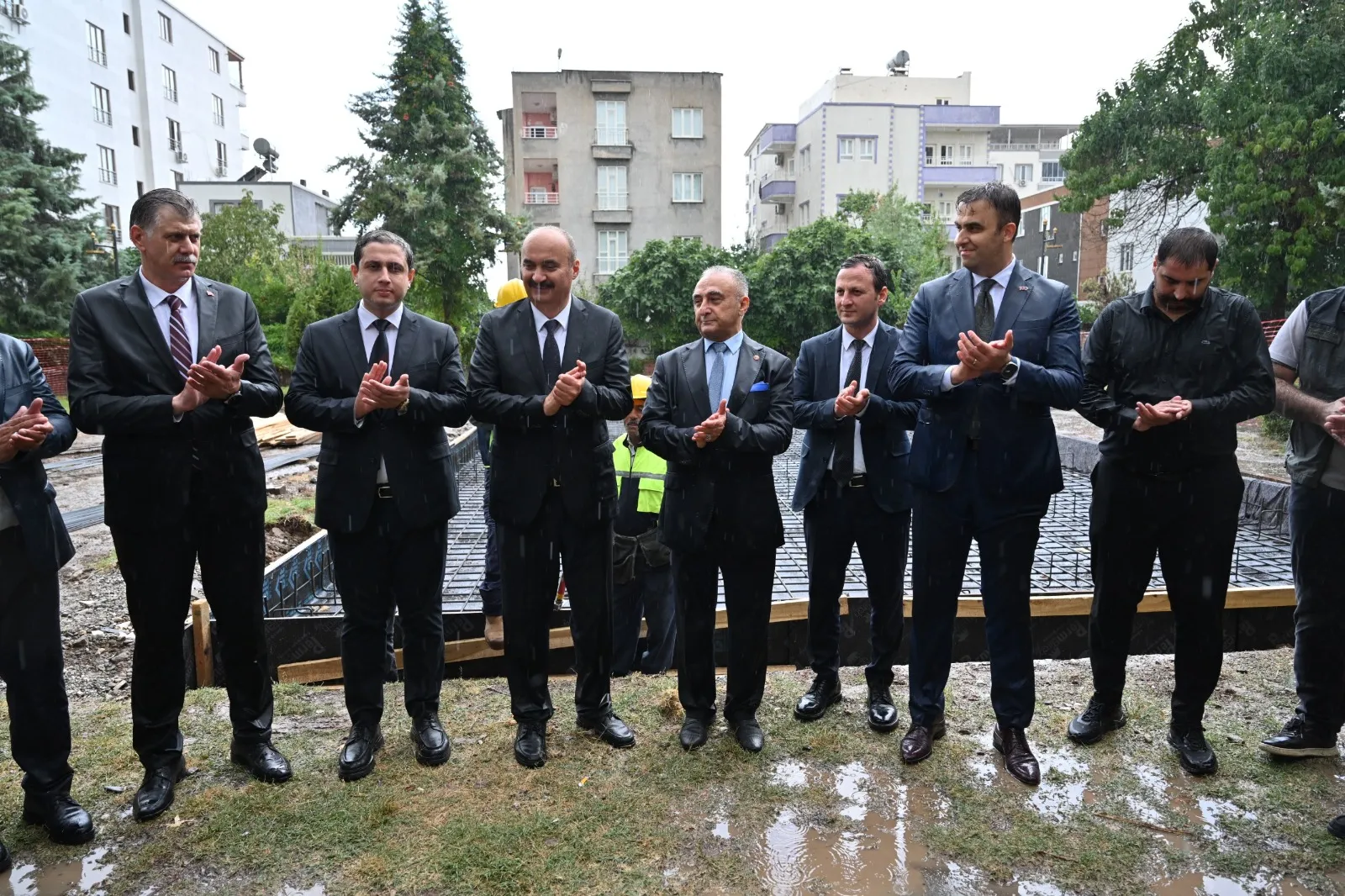 Batman'da sağanak altında temel atma: Vali Canalp'ten bereket vurgusu