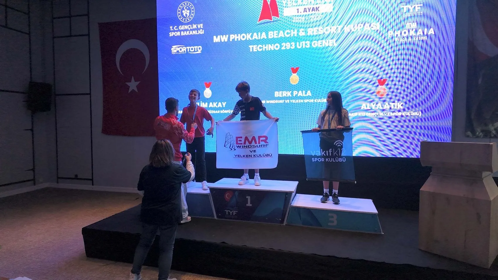 Foça'nın mavi sularında genç yelkencilerin büyük zaferi