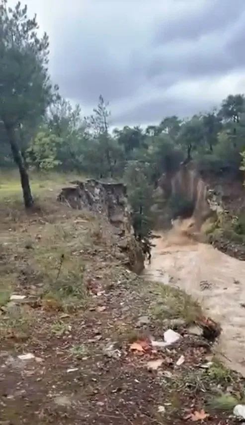 Uludağ'ın eteklerinde korku dolu anlar: Dere yatağında toprak kayması kamerada