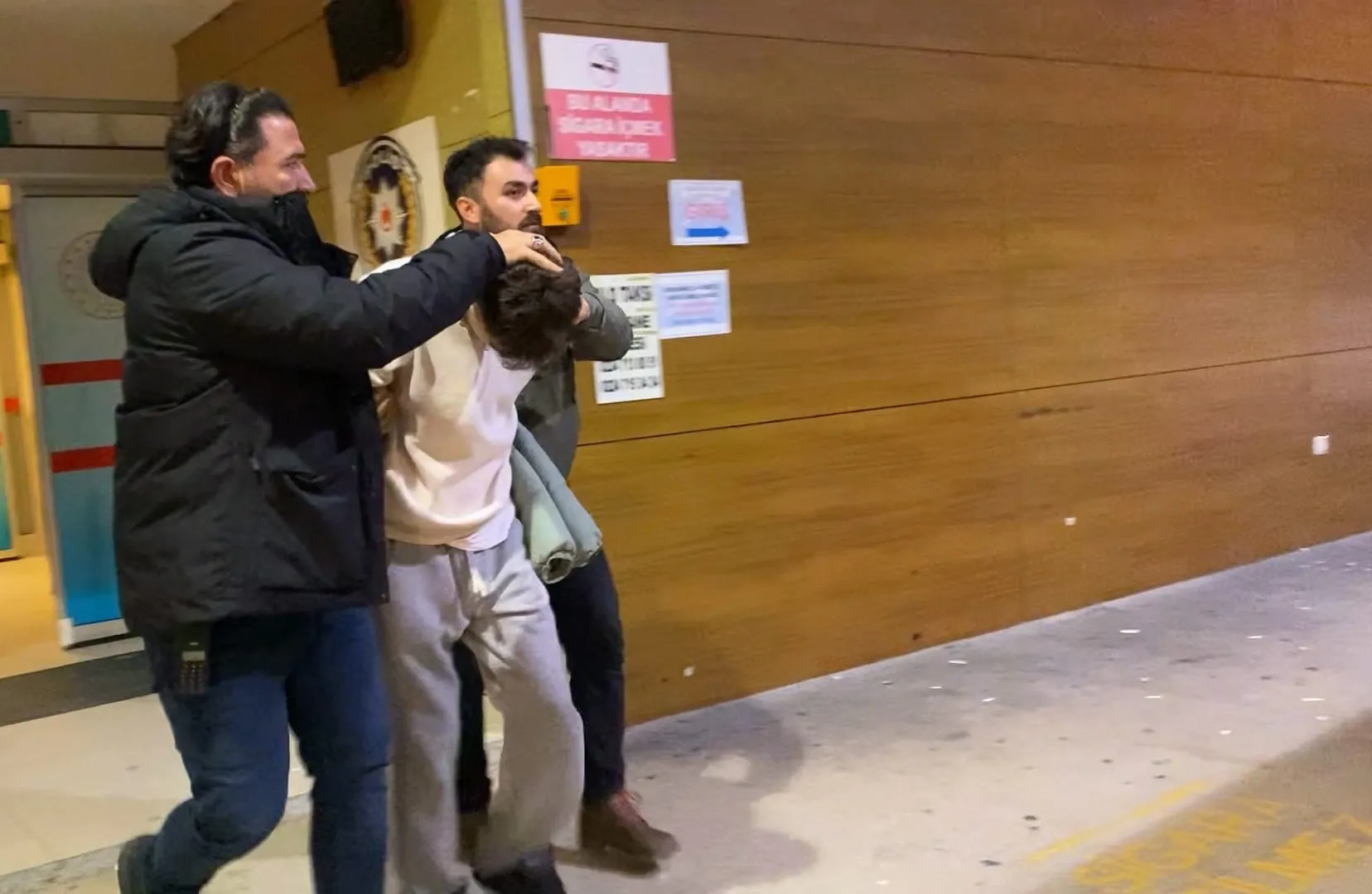Hastaneye yaralı arkadaşlarının durumunu sormaya geldi, polis kapıda bekliyordu