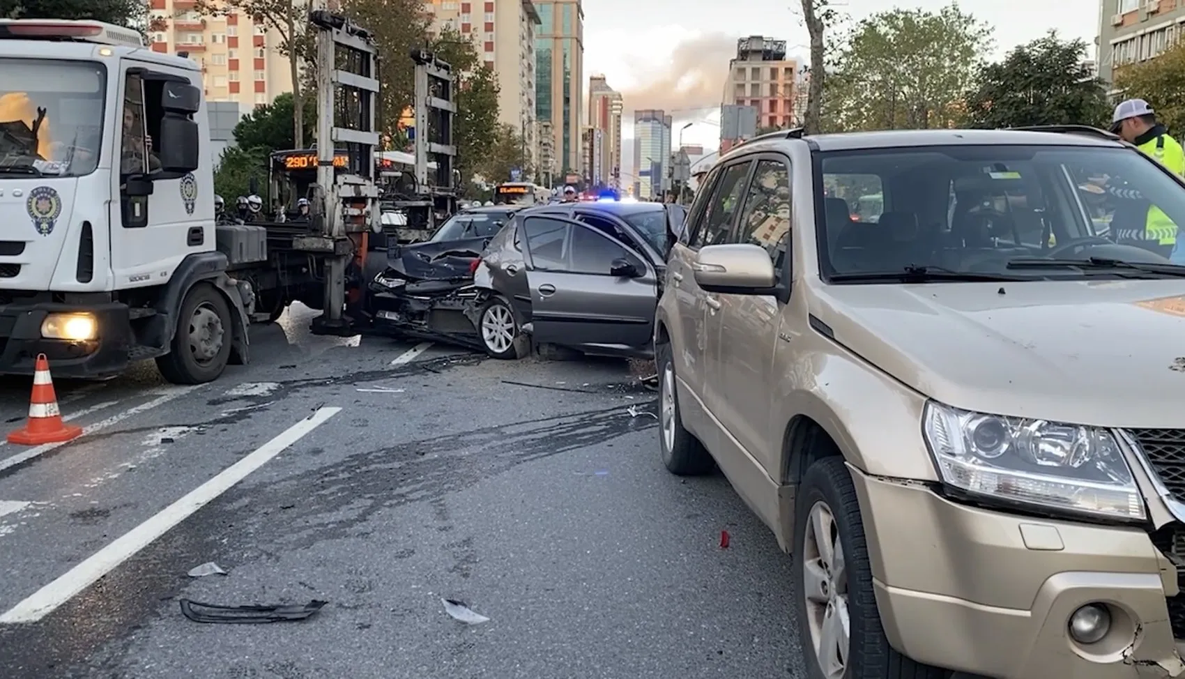 Beşiktaş'ta trafik ışıklarında dehşet anları: Beş aracın birbirine girdiği zincirleme kazada bilanço ağır